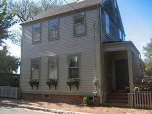 32 Lily Street, Town