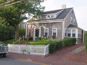 57 Centre St, Town