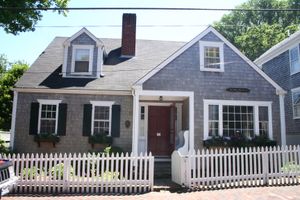 4.5 Gay St, Town