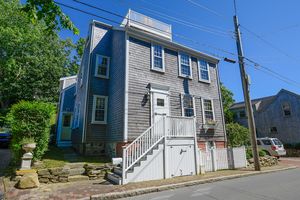 27 Lily Street, Town