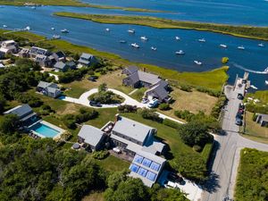 8 F St, Madaket