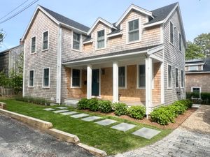 12 West York Lane, Town