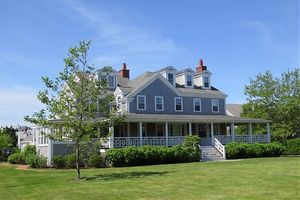 70 Hulbert Ave, Brant Point