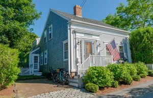 24 Mill Street, Town