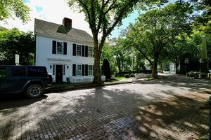 102 Main St, Town